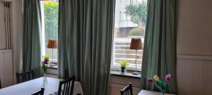 埃斯基尔斯蒂纳里拉旅馆的一间带桌子和大窗户的用餐室