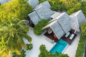 鲁阿环礁Heritance Aarah-Premium All Inclusive的享有带游泳池的别墅的顶部景致