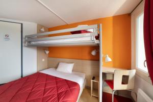 蒙法维阿维尼翁公园博览会普瑞米尔经典酒店的小房间设有床和双层床