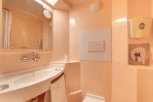 蒙法维阿维尼翁公园博览会普瑞米尔经典酒店的一间带水槽、卫生间和镜子的浴室