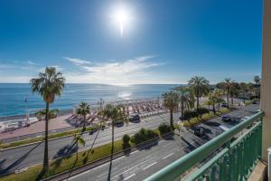 尼斯SEA FRONT - Panoramic view with Terraсe - 2BR的享有棕榈树街道和大海的景色