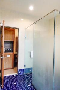 Pi-tzu-t'ou艸祭莊園的带淋浴的浴室,带玻璃门