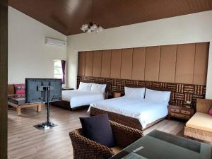 Pi-tzu-t'ou艸祭莊園的酒店客房设有两张床和电视。