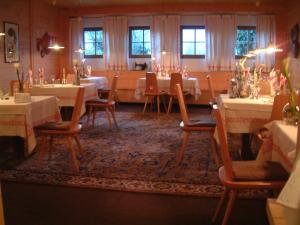 Vilpiano斯派厄霍夫酒店的用餐室设有桌椅和窗户。
