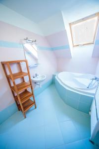 BlatnicaApartmánový Dom River的蓝色的浴室设有梯子、浴缸和水槽
