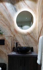 格奥尔盖尼Hotel Rubin***的一间带水槽和镜子的浴室