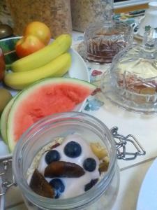 赫尔JESMOND House B&B room 1的桌上一碗酸奶、蓝莓和水果