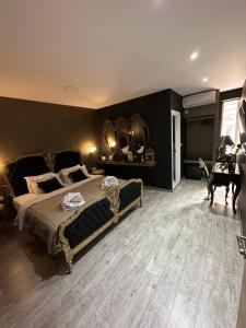 雅典ROH Suites的一间卧室配有一张大床和一架钢琴