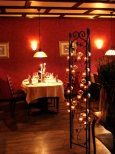 沃尔法赫克朗餐厅酒店的一间用餐室,配有一张带白色桌布的桌子