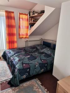 MolvicePanorama Apartman的一间卧室配有一张带被子的床