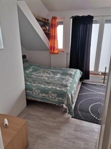 MolvicePanorama Apartman的一间小卧室,配有一张床和一个楼梯