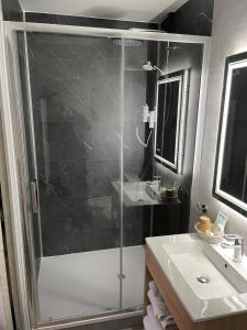 圣布里厄圣布里厄克利松酒店的带淋浴和盥洗盆的浴室