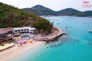 芭堤雅市中心ENNKAI Beachfront Resort Koh Larn的享有海滩空中美景和度假胜地