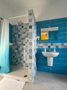 沃拉B&B D'Aponte Home的蓝色的浴室设有水槽和淋浴