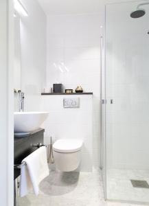 斯塔德大陆南方酒店的白色的浴室设有卫生间和水槽。