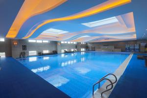 常州常州远洲酒店的在酒店房间的一个大型游泳池