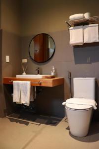 圣胡安Cala Laiya的一间带卫生间、水槽和镜子的浴室