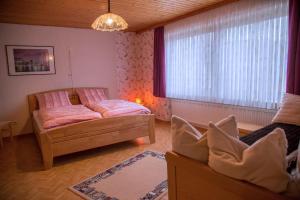 Ferienhaus Fisch的一间卧室设有两张床和窗户。