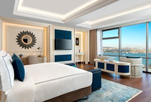 伊斯坦布尔伊斯坦布尔博斯普鲁斯海峡丽思卡尔顿酒店的一间卧室设有一张大床和一个大窗户
