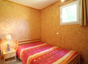 VaulryLe mas - gite n°5的一间小卧室,配有床和窗户