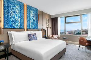 伊斯坦布尔伊斯坦布尔博斯普鲁斯海峡丽思卡尔顿酒店的酒店客房设有一张床和一个大窗户
