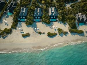 Sandy Point鹦鹉洲COMO酒店的海滩上的度假村的空中景观