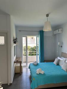 PsarouKimiro Drosia Zante的一间卧室配有蓝色的床和毛巾