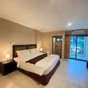 象岛Du-sila Hotel kohchang的一间卧室设有一张大床和一个大窗户