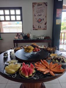 萨夸雷马POUSADA ARKAN BEACH的一张桌子上放着一大堆水果和蔬菜