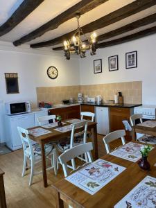 Ansac-sur-Vienne福乐尔德里斯酒店的厨房以及带木桌和椅子的用餐室。