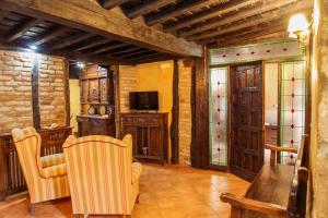 帕萨若La casa del Rollo的客厅配有两把椅子和电视
