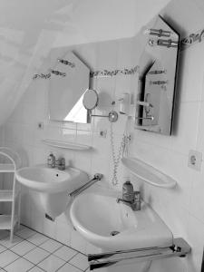 格洛韦Baltique的白色的浴室设有水槽和镜子