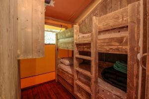 苏亚克Parc de vacances La Draille的小屋内设有一间带两张双层床的卧室