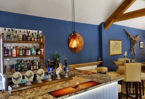 霍姆弗斯The Pickled Pheasant的一间拥有蓝色墙壁的餐厅内的酒吧