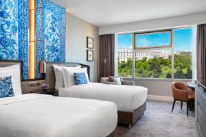 伊斯坦布尔伊斯坦布尔博斯普鲁斯海峡丽思卡尔顿酒店的酒店客房设有两张床和窗户。