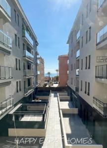 塞古德卡拉斐Playa y confort en Segur de Calafell的两栋建筑之间小巷的景色