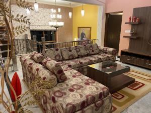 奈尼塔尔Sangita Resorts的客厅配有沙发和桌子