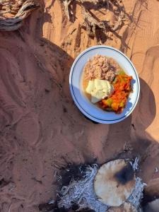 瓦迪拉姆Wadi Rum Star Camp的盘子上放着的食品