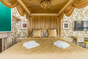 朴次茅斯Ashbys Accommodation & Spa hire的一间卧室配有一张大床和两条毛巾