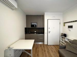 卡利亚里Extravaganza Room and Suite Apartment City Center的小型公寓 - 带书桌和厨房