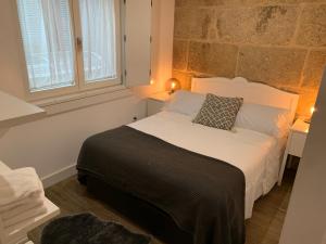 庞特维德拉Casa Cousiño Zona Monumental的一间卧室配有一张带黑色毯子的床和窗户。