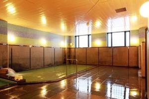 稚内稚内大酒店的空洞的健身房,室内有水池