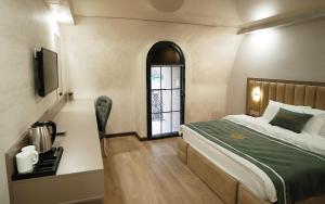 祖格迪迪DADIANI Inn的一间卧室设有一张大床和一个窗户。