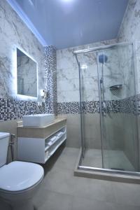 祖格迪迪DADIANI Inn的带淋浴、卫生间和盥洗盆的浴室