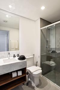 圣保罗Charlie Jockey Pinheiros的浴室配有卫生间、盥洗盆和淋浴。