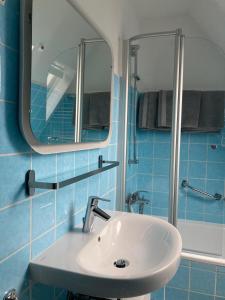 贝斯特维希Ferienwohnung Päusken im Hochsauerland- E- Bike und Auto laden möglich的一间带水槽和镜子的浴室