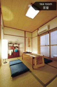 大阪Osaka KAYA Traditional Tatami house 2-6 ppl near station and park direct to KIX airport的配有乒乓球桌和台灯的房间