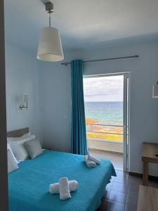 PsarouKimiro Drosia Zante的一间卧室设有一张床,享有海景