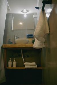 门多萨El Alero Hospedaje的浴室配有盥洗盆、镜子和毛巾