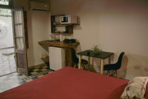 门多萨El Alero Hospedaje的客房设有厨房和小桌子及椅子。